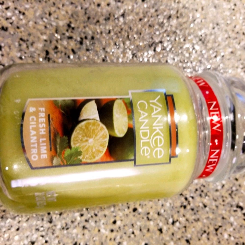 22 oz Fresh Lime and Cilantro Yankee Candle